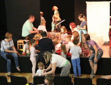 Nakon predstave održana je radionica na kojoj su djeca izrađivala likove iz predstave od papira 
