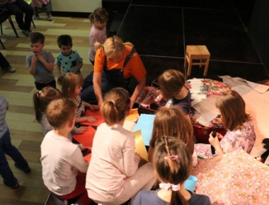 Nakon predstave održana je radionica na kojoj su djeca izrađivala likove iz predstave od papira 