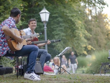 Gospel zbor Sunce/Orjen Riđanović & Hrvoje Sudar - gitaristički duet gypsy jazz glazbe